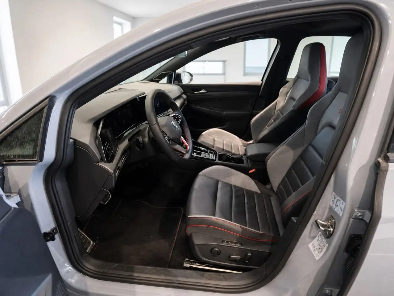 Volkswagen Golf GTI VIII 2.0 TSI Clubsport APR Stage I+Pano — معرض صور السيارة 8