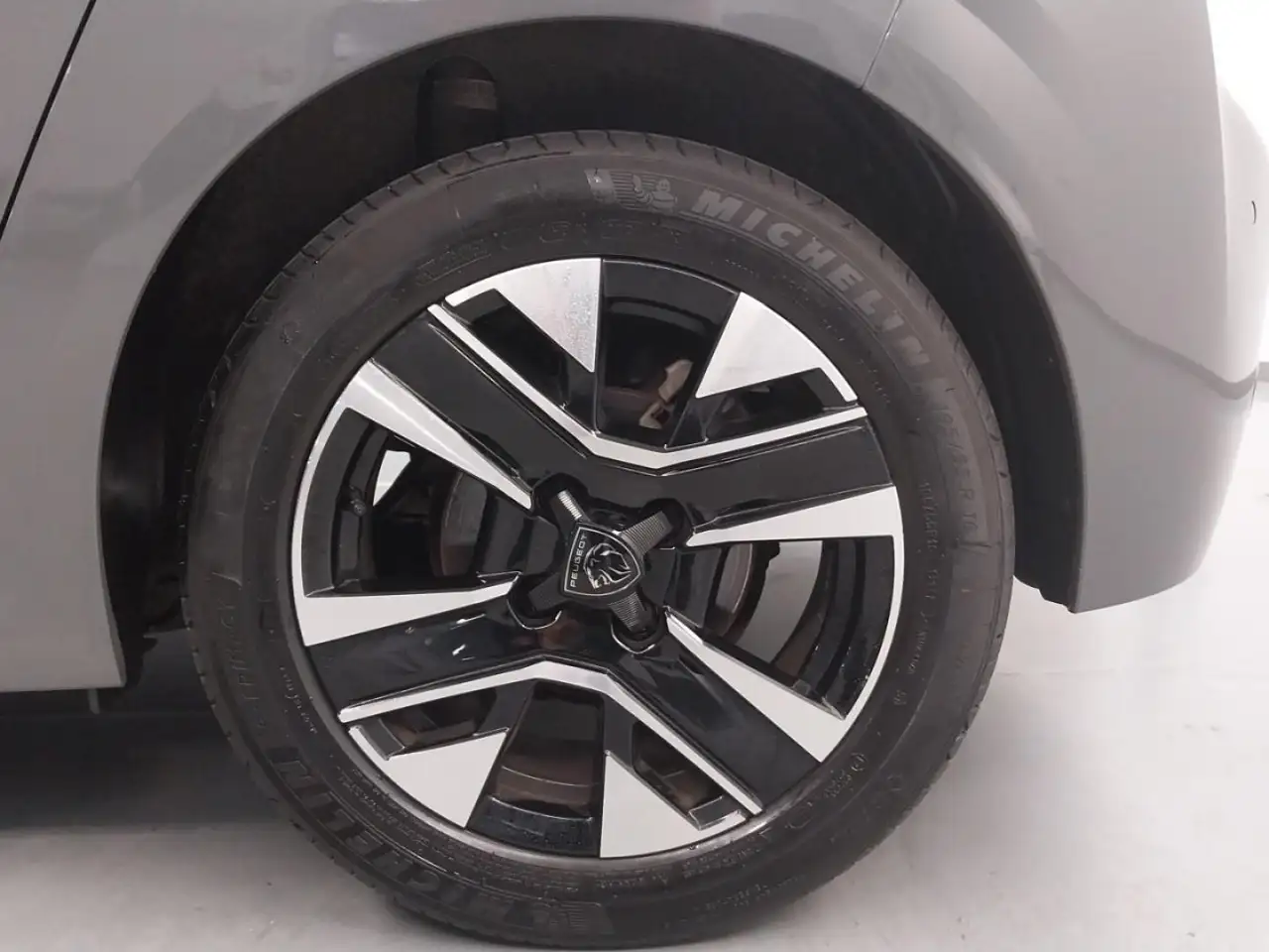 Peugeot 208 Allure Gasolina 100 S&S 6 Vel. MAN — معرض صور السيارة 13