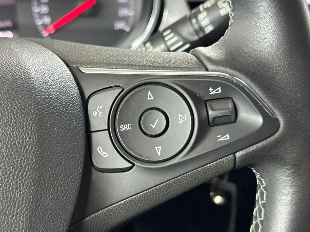 Opel Crossland 1.2 Turbo Elegance LED+Navi+2xKlima+LM — Galería del vehículo 19