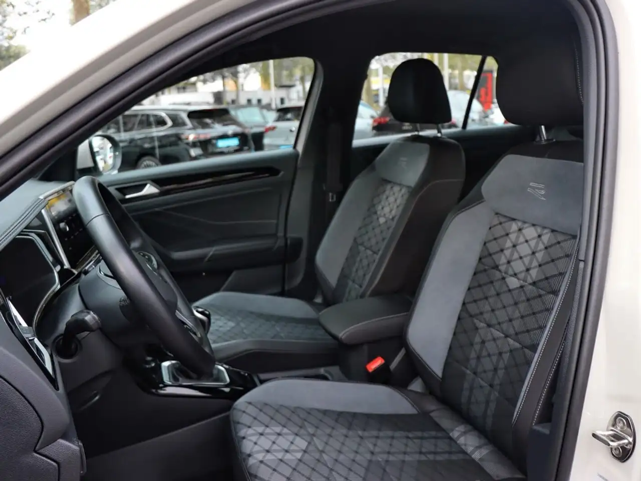 Volkswagen T-Roc R-Line 1.0 TSI OPF ACC/LED/GJR/PDC/SITZHZ./APP — Galería del vehículo 12
