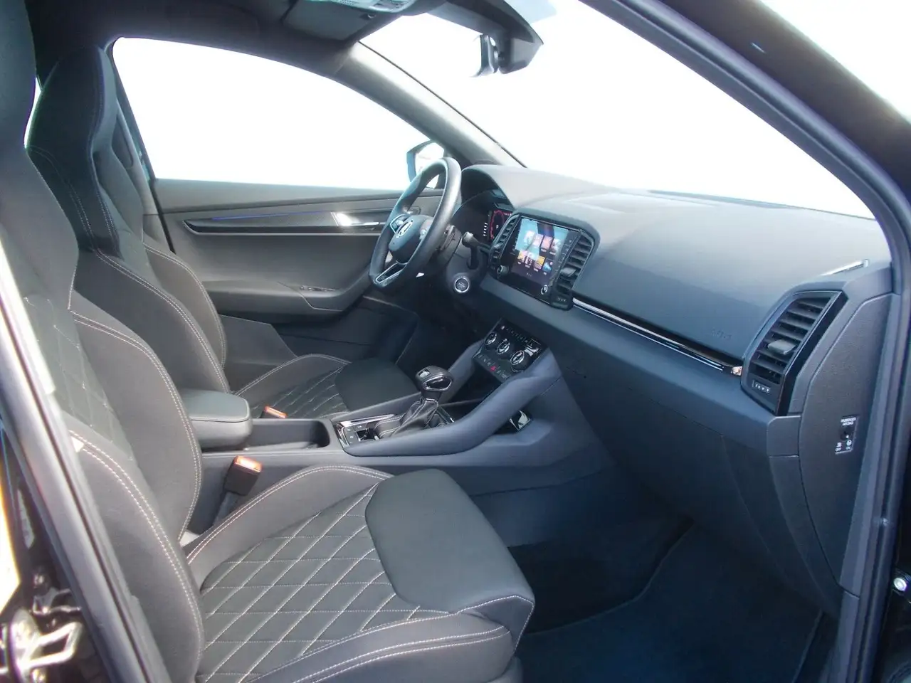 Skoda Karoq 1.5 TSI Sportline * DSG * Navi *AHK *360° — Galerie du véhicule 21