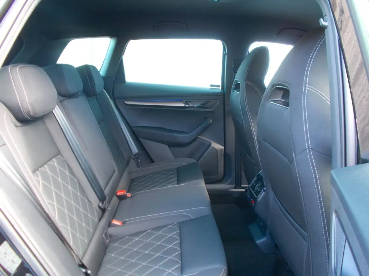 Skoda Karoq 1.5 TSI Sportline * DSG * Navi *AHK *360° — Galerie du véhicule 23