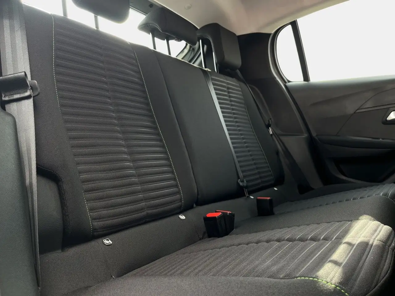 Peugeot 208 Active/Sitzheizung/PDC/LED CarPlay/AndroidA — Galerie du véhicule 17