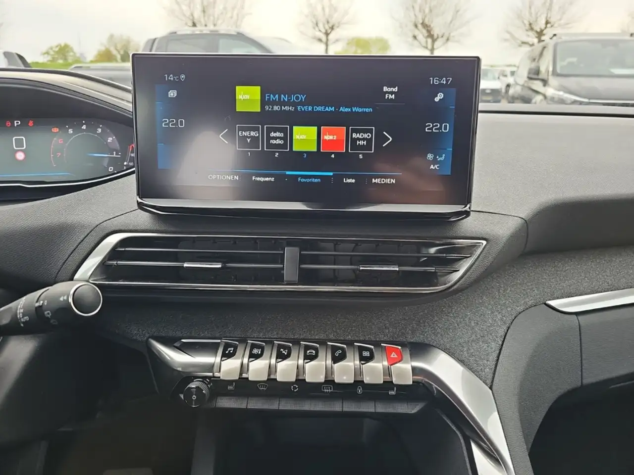 Peugeot 5008 Allure Pack Navi Digitales Cockpit LED 2-Zonen-Kli — معرض صور السيارة 12