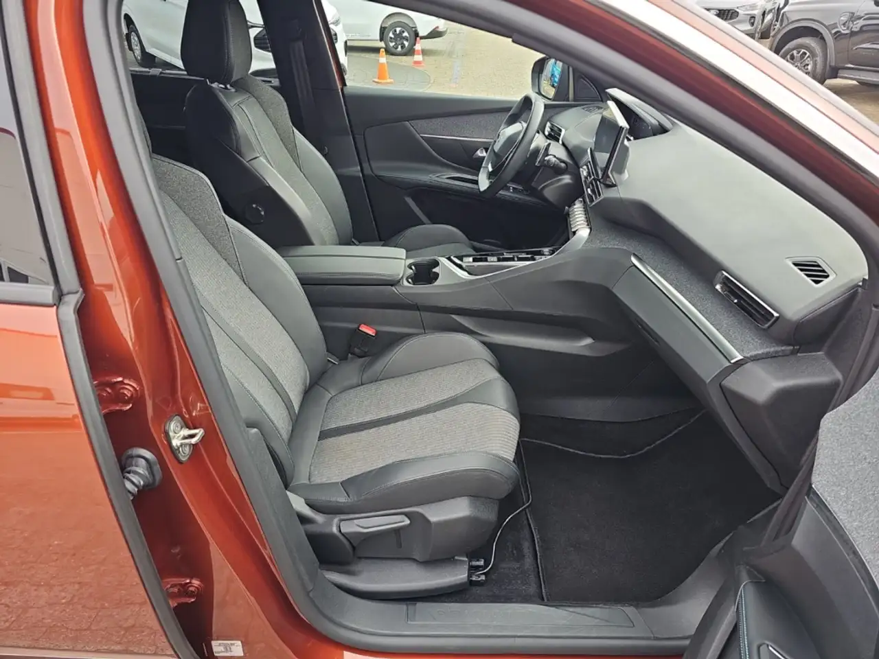 Peugeot 5008 Allure Pack Navi Digitales Cockpit LED 2-Zonen-Kli — معرض صور السيارة 13