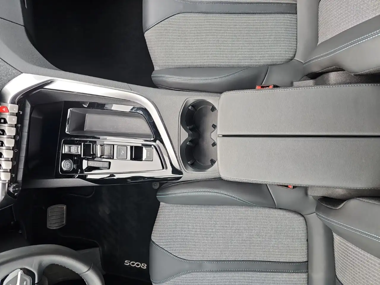 Peugeot 5008 Allure Pack Navi Digitales Cockpit LED 2-Zonen-Kli — معرض صور السيارة 15