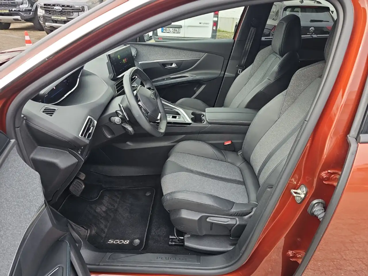 Peugeot 5008 Allure Pack Navi Digitales Cockpit LED 2-Zonen-Kli — معرض صور السيارة 9