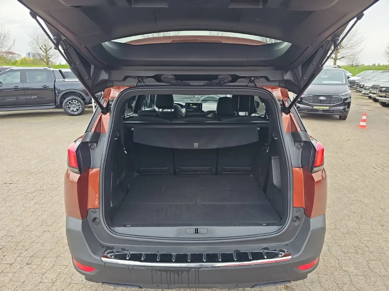 Peugeot 5008 Allure Pack Navi Digitales Cockpit LED 2-Zonen-Kli — معرض صور السيارة 8