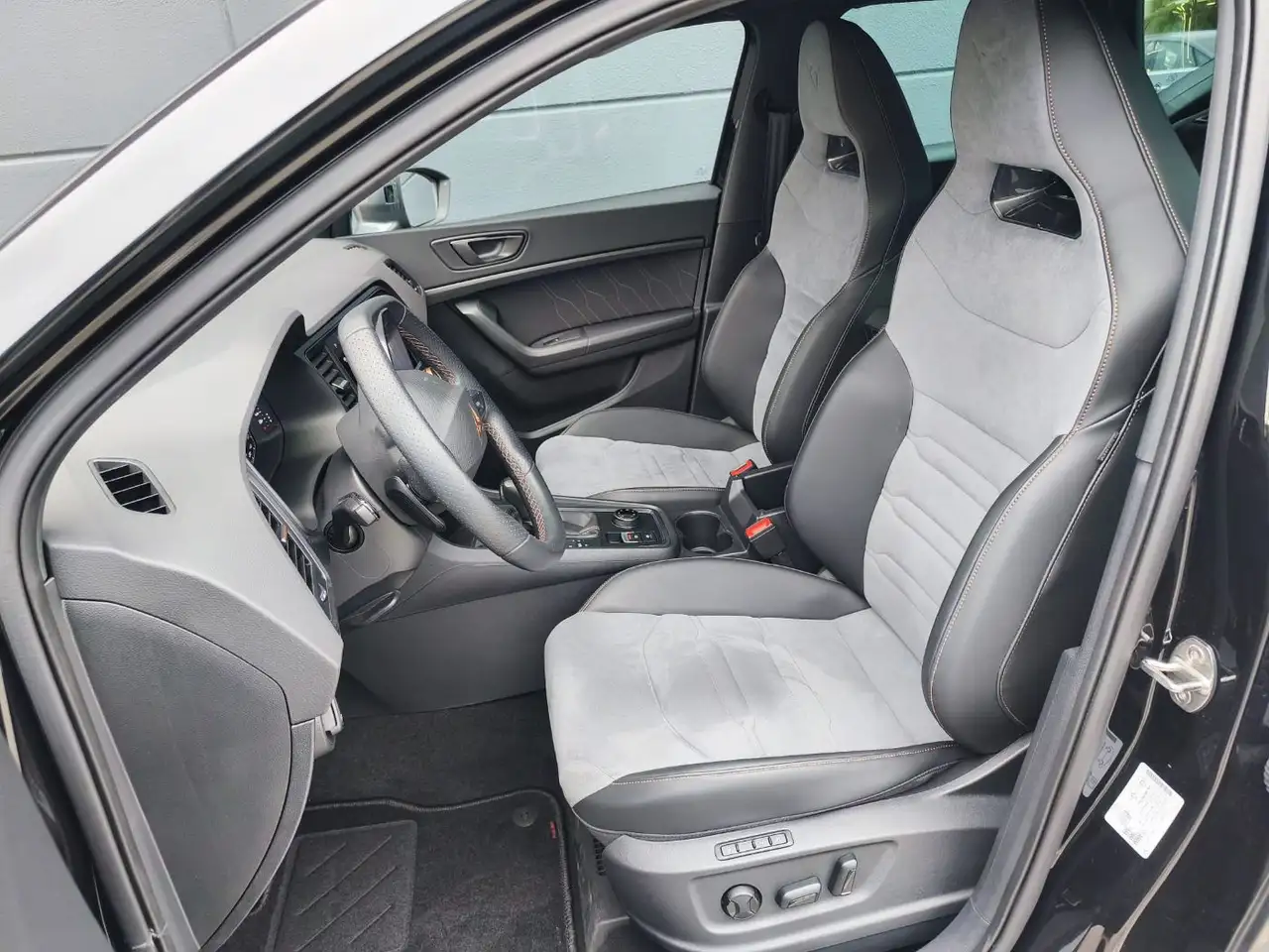 CUPRA Ateca 300 4DRIVE VZ TRIBE AHK + — معرض صور السيارة 9