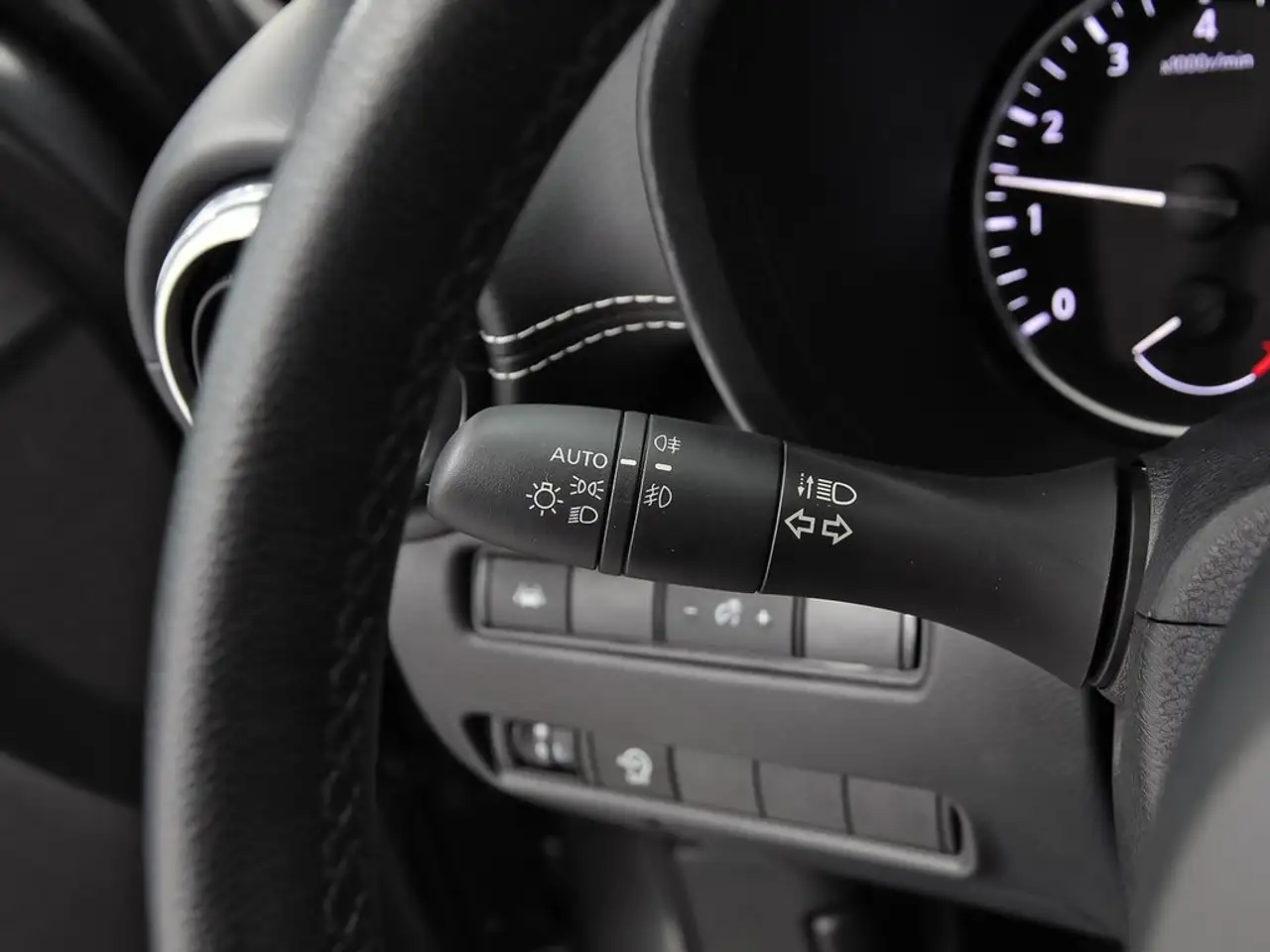 Nissan Juke DIG-T 84 kW (114 CV) 6M/T N-Connecta — Galería del vehículo 12