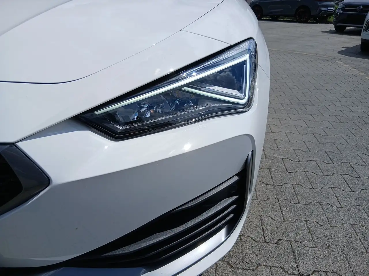 CUPRA Leon 1.5 eTSI DSG *Vision+*LED*GRA*SHZ* — Vehicle gallery 9