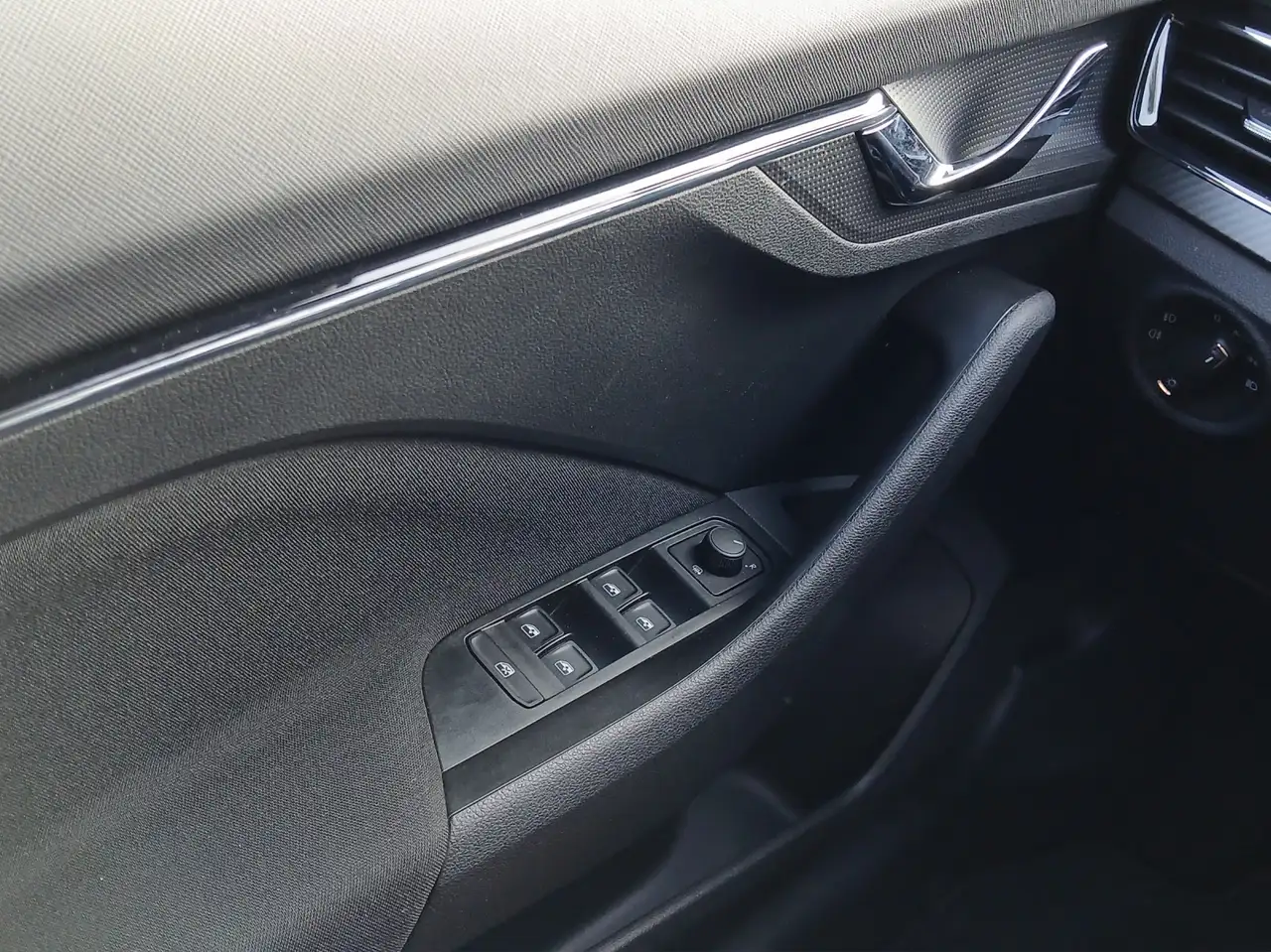 Skoda Kamiq TSI Monte-Carlo LED Pano APP GRA PDC SHZ 18" — Galería del vehículo 19