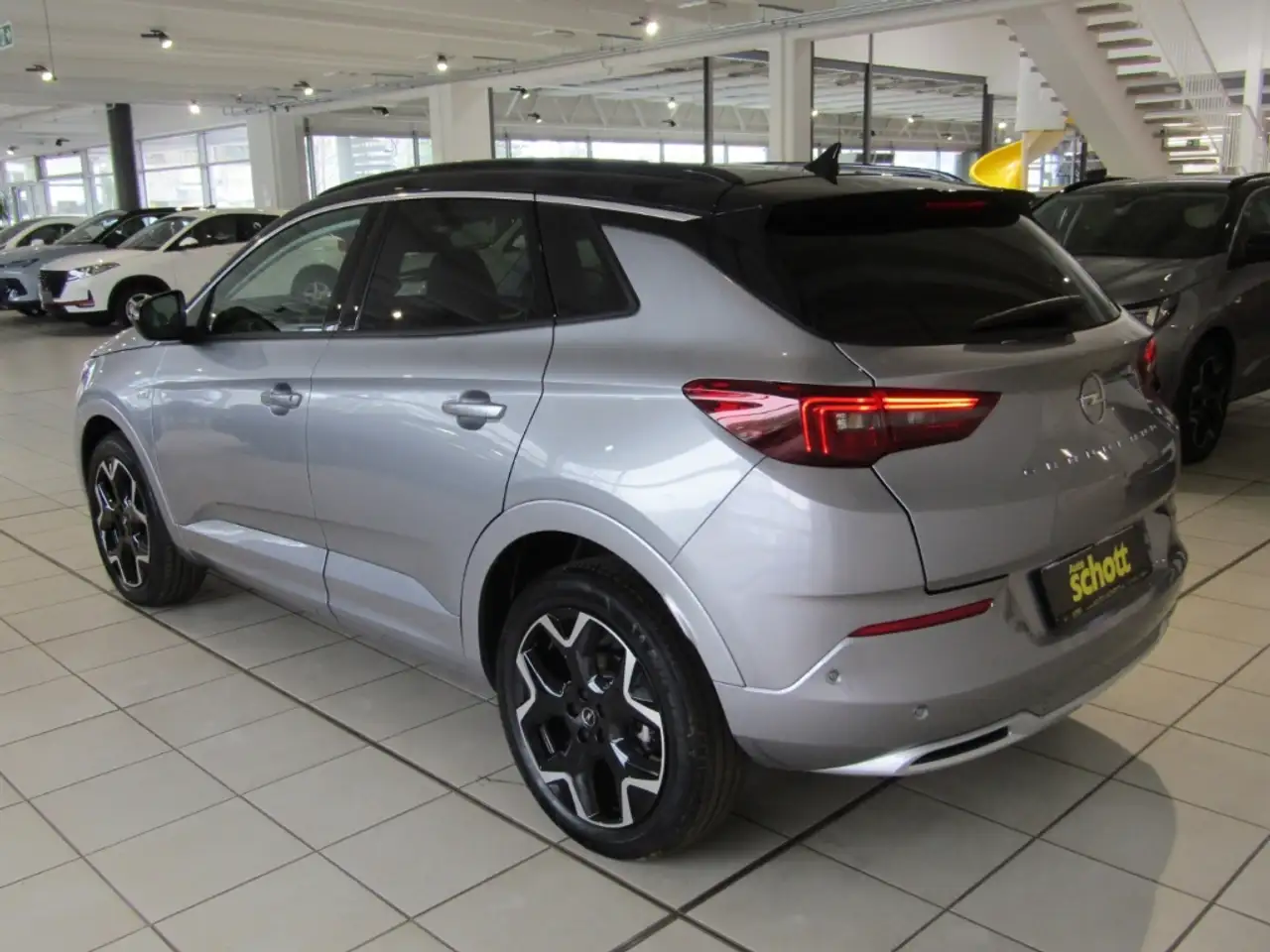 Opel Grandland Ultimate, 1.2 131PS AUTOM NAV SHZ LHZ TEMP KAM PDC — Galerie du véhicule 4
