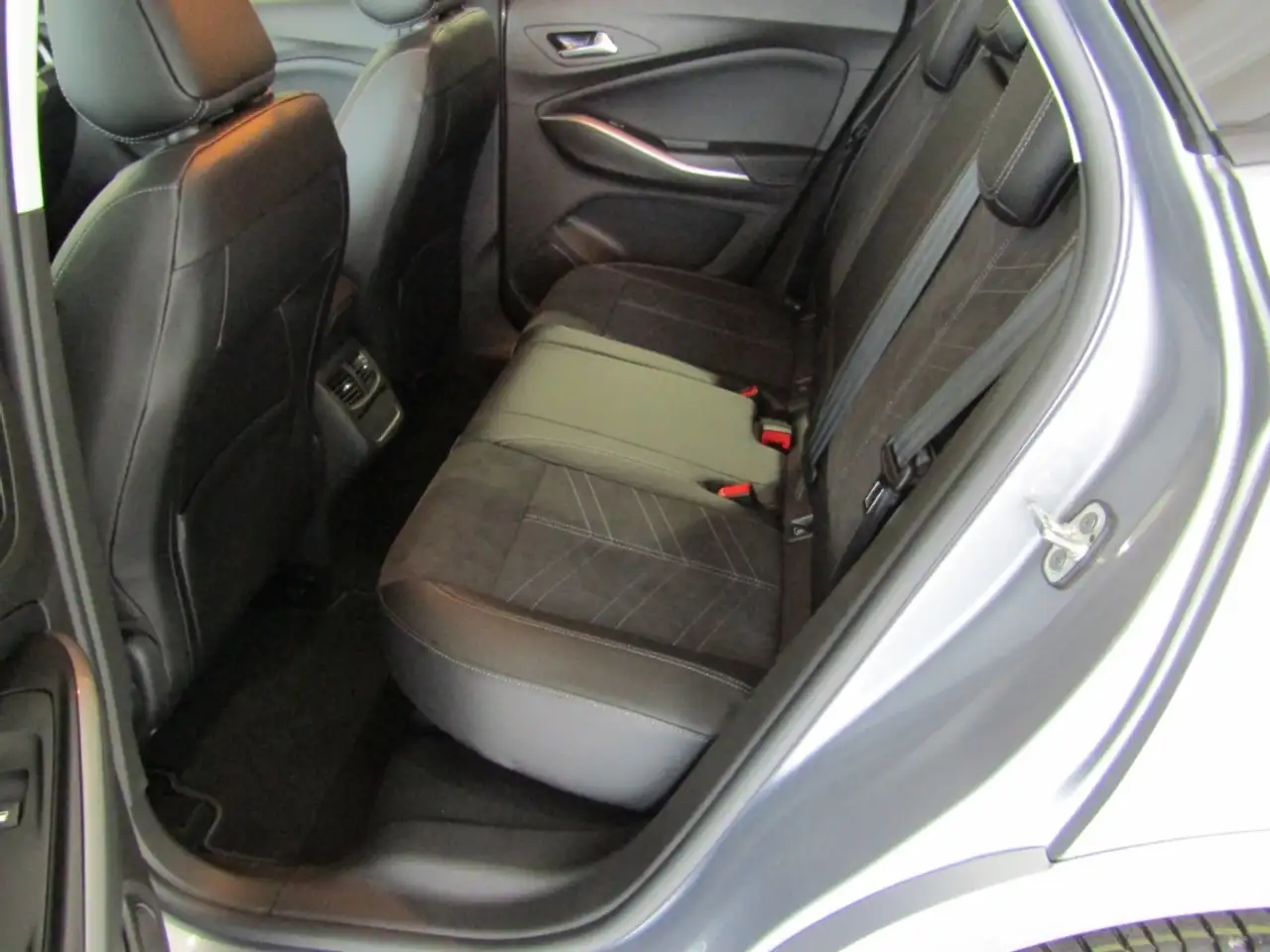 Opel Grandland Ultimate, 1.2 131PS AUTOM NAV SHZ LHZ TEMP KAM PDC — Galerie du véhicule 9