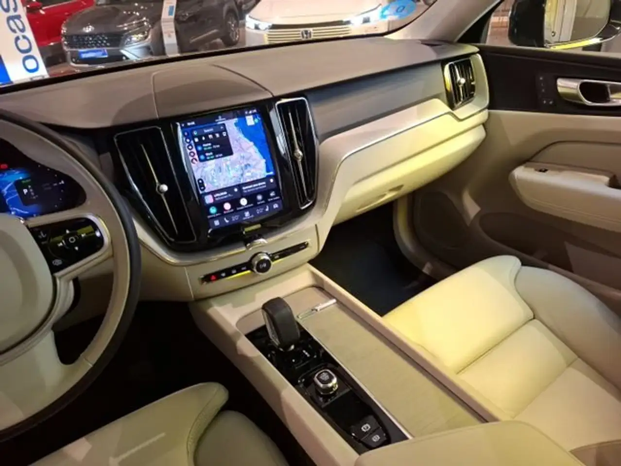 Volvo XC60 PHEV 2.0 T6 Recharge Core 19" — Galerie du véhicule 12