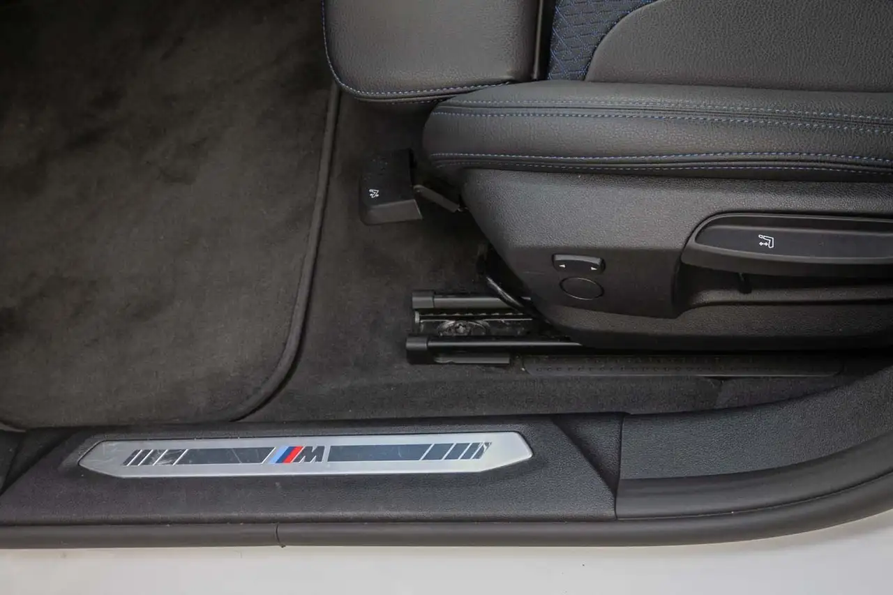 BMW 118 i M Sportpaket Navi LED Klima Sitzhzg — Vehicle gallery 12