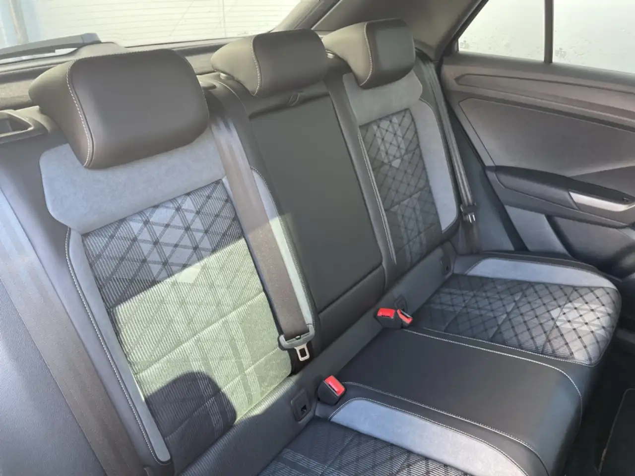 Volkswagen T-Roc 1.5 TSI DSG R-Line Pano/Kamera/IQ.LIGHT/ACC/Navi/A — Galerie du véhicule 24