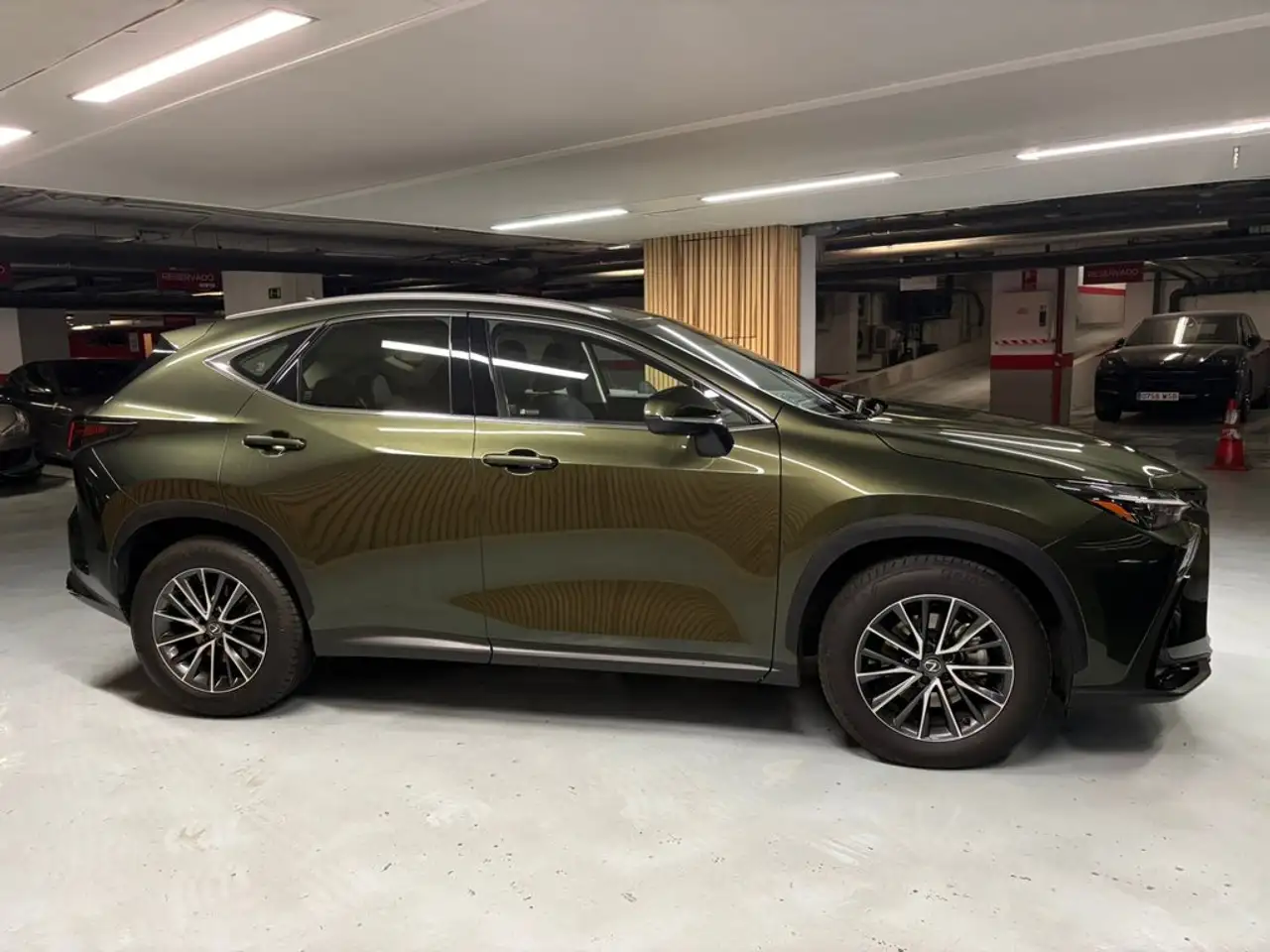 Lexus NX 350h Premium 2WD — Vehicle gallery 28