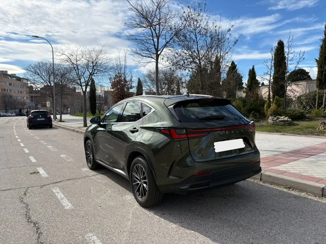 Lexus NX 350h Premium 2WD — Vehicle gallery 12
