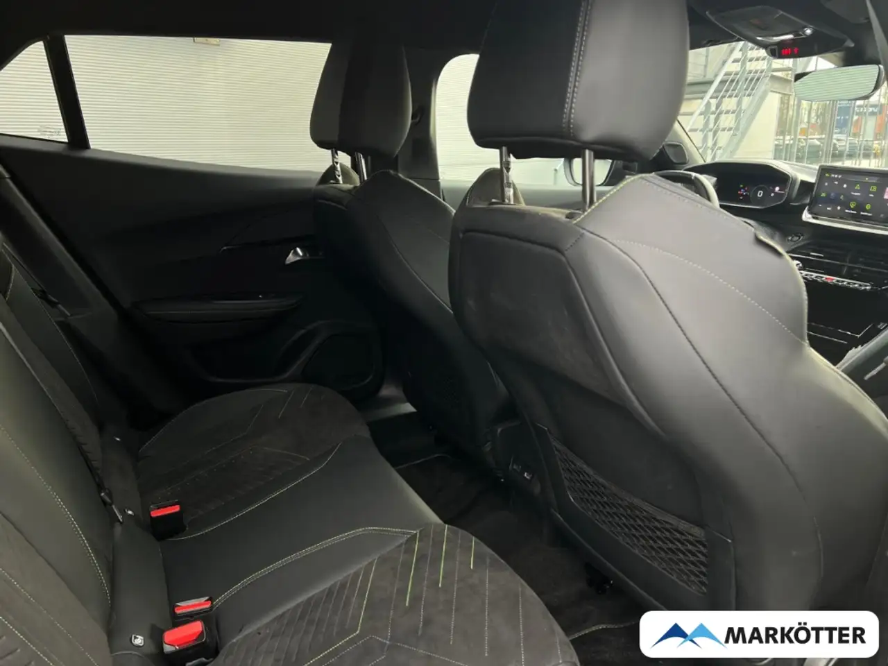 Peugeot 2008 GT PureTech 130 SHZ/ALCANTARA/PDC/MASSAGE — Galerie du véhicule 23