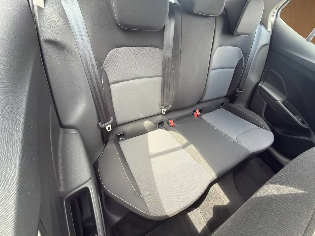 Skoda Fabia 1.0TSI DSG Selection / Klima / Parksensoren / Sitzheizung / Navi via Smartlink / Ganzjahresreifen — معرض صور السيارة 18