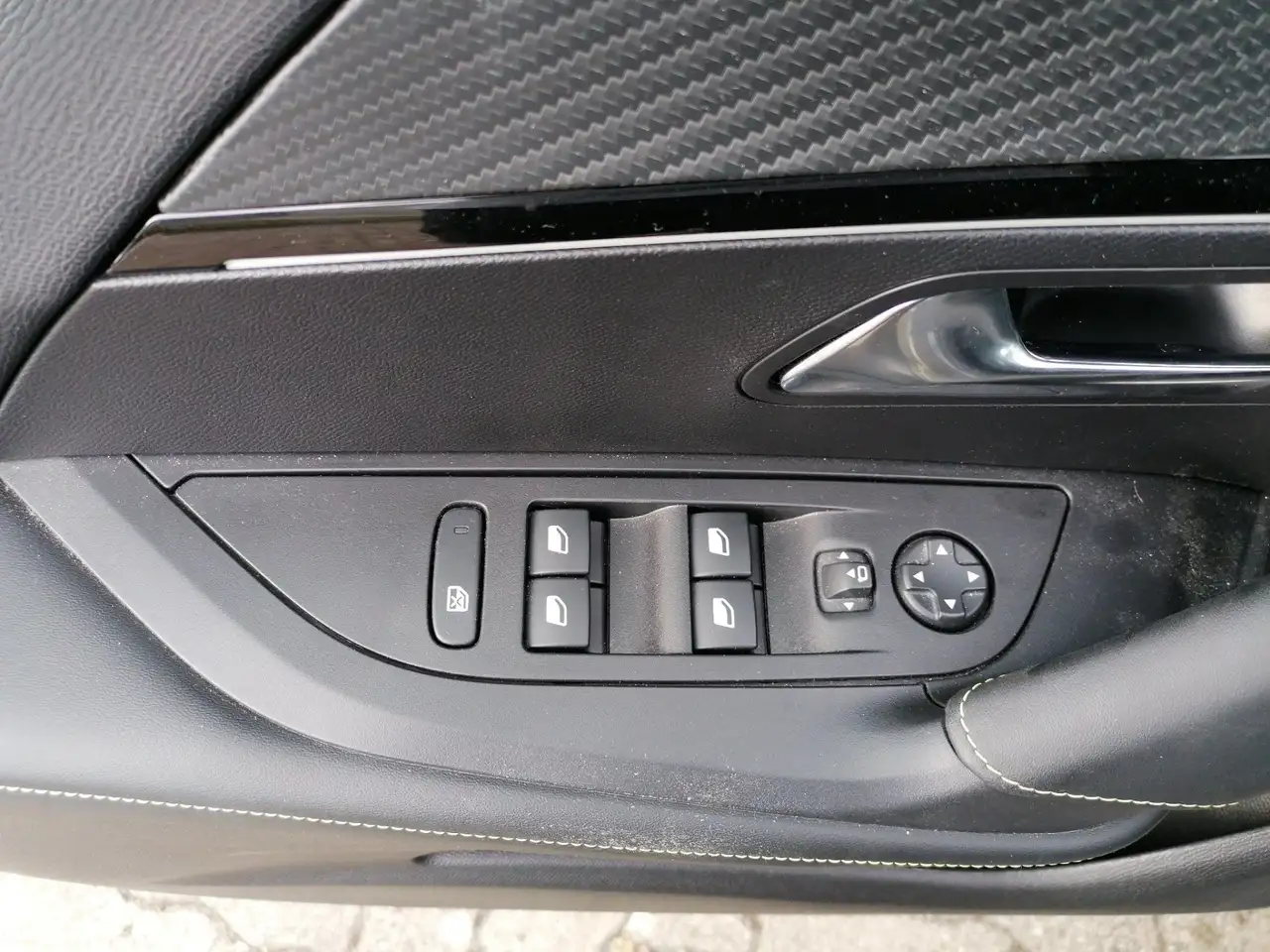 Peugeot 2008 1.2 PureTech 130 GT KeyLess LED Navi PDC — Galería del vehículo 16