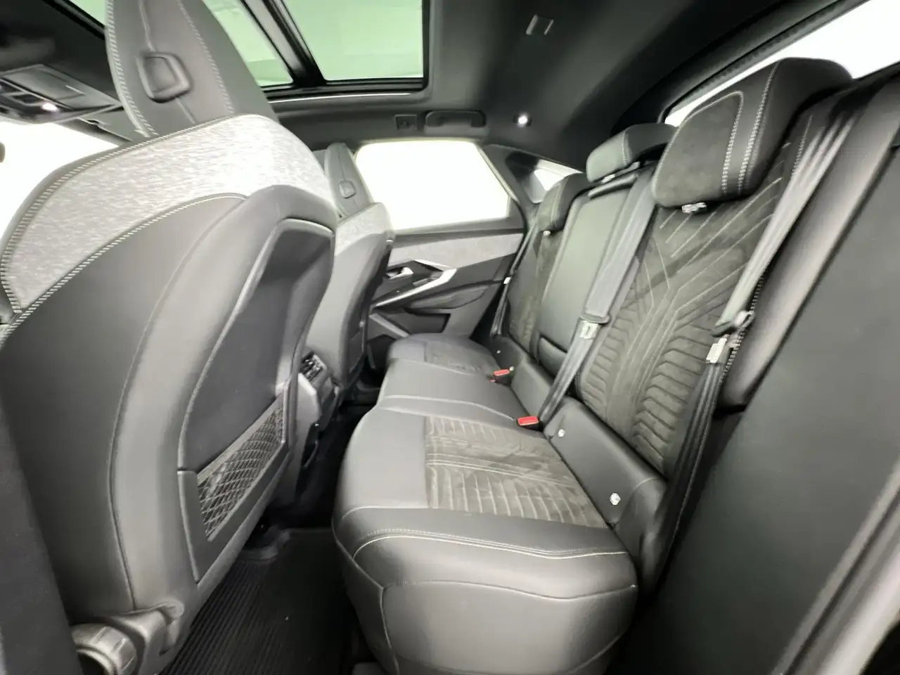 Peugeot 3008 Hybrid GT 1.2*NAVI*SHZ*360°K*AHK*uvm — Galerie du véhicule 8
