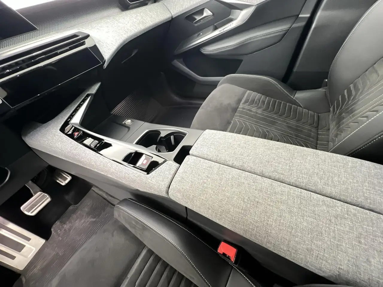 Peugeot 3008 Hybrid GT 1.2*NAVI*SHZ*360°K*AHK*uvm — Galerie du véhicule 14