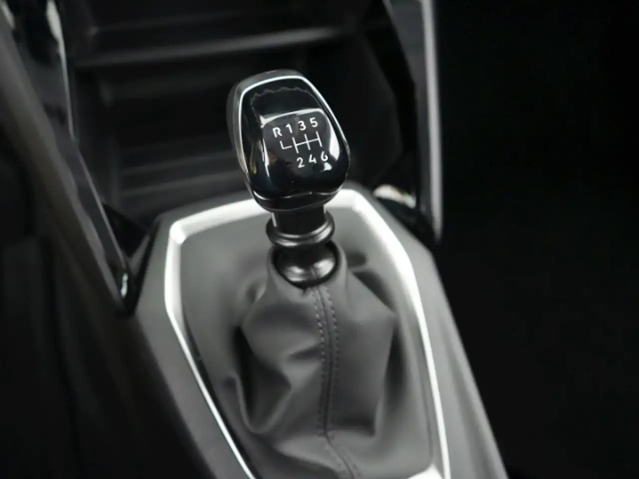 Peugeot 208 ACTIVE PURE TECH+LED+RÜCKFAHRKAMERA+SITZHEIZUNG+PA — Galería del vehículo 14