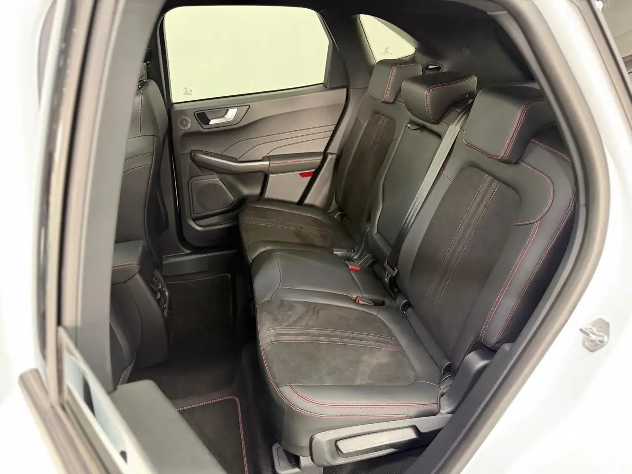 Ford Kuga 1.5 ST-Line X Automatik Pano|AHK|1.Hand|Kam — Galería del vehículo 18