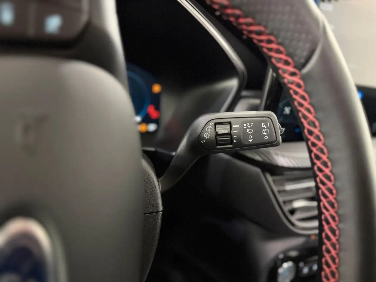 Ford Kuga 1.5 ST-Line X Automatik Pano|AHK|1.Hand|Kam — Galería del vehículo 29