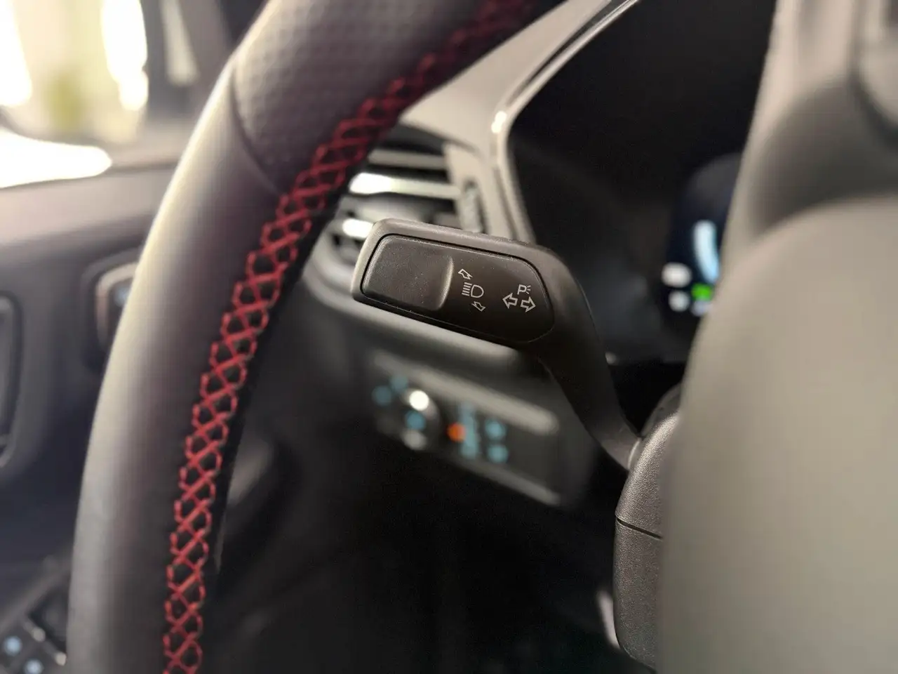 Ford Kuga 1.5 ST-Line X Automatik Pano|AHK|1.Hand|Kam — Galería del vehículo 27