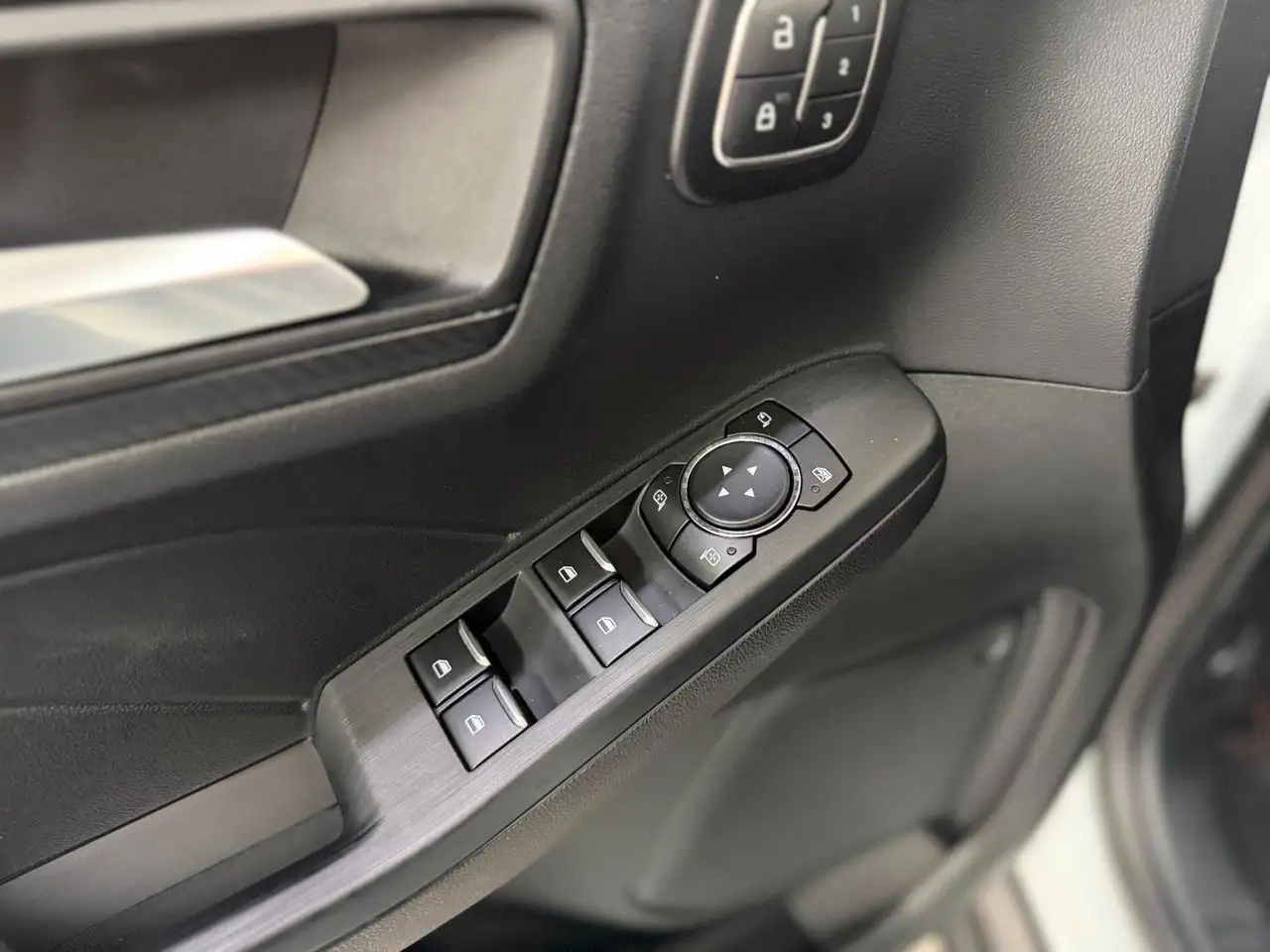 Ford Kuga 1.5 ST-Line X Automatik Pano|AHK|1.Hand|Kam — Galería del vehículo 23