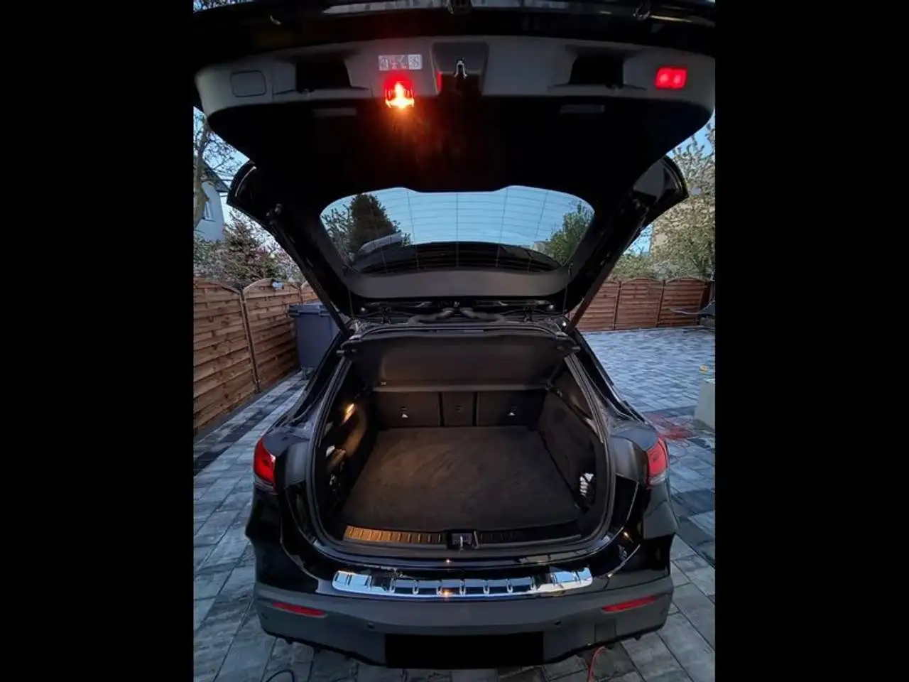 Mercedes-Benz EQA 300 4Matic AMG Line — Vehicle gallery 15