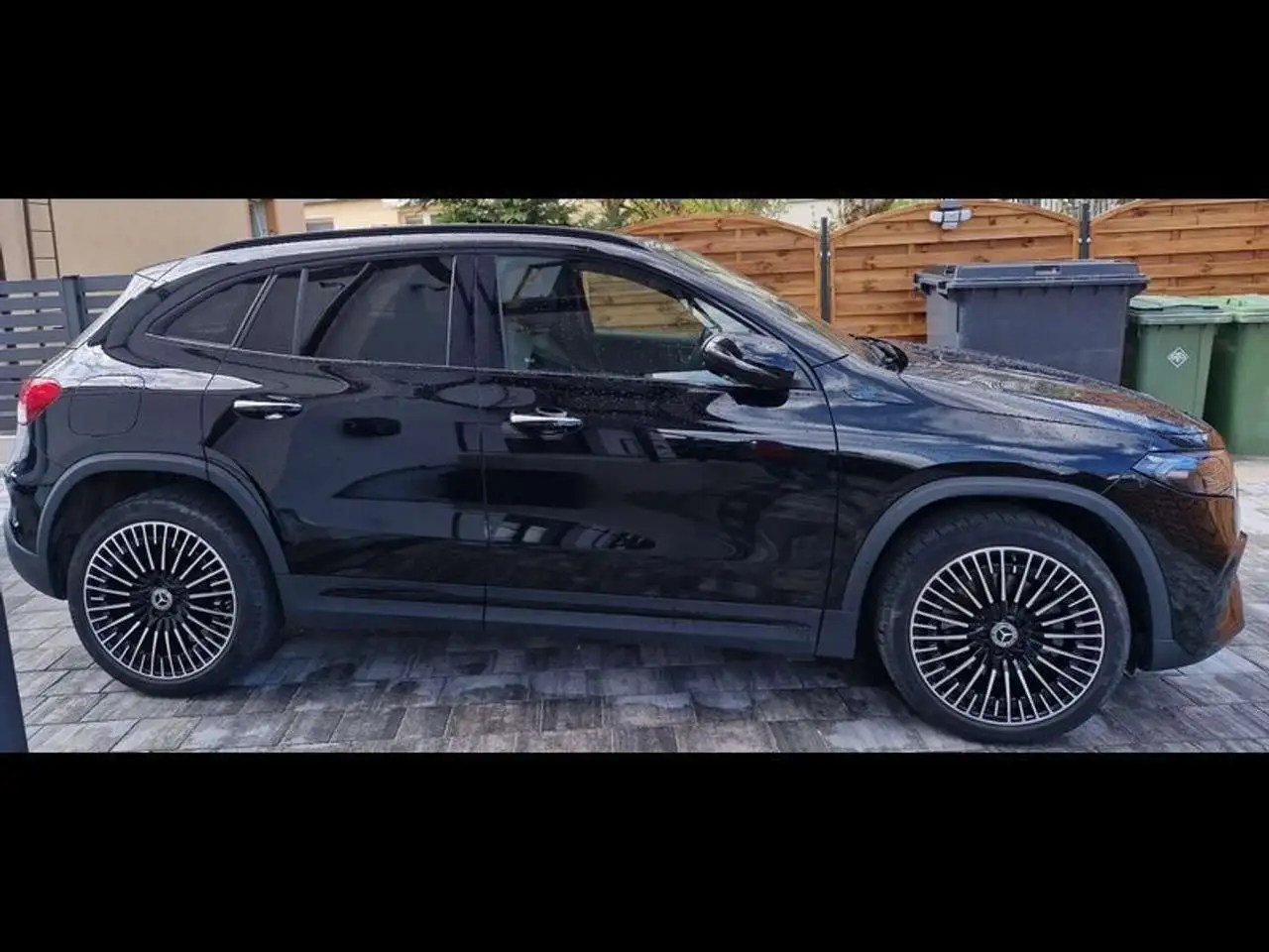 Mercedes-Benz EQA 300 4Matic AMG Line — Vehicle gallery 3