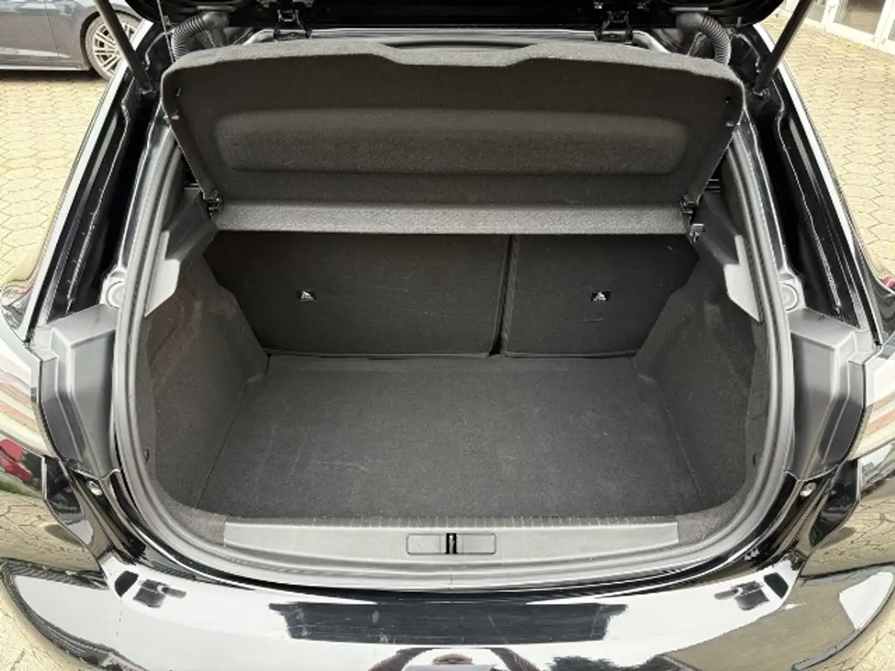 Peugeot 208 Allure PureTech 100 Automatik — Vehicle gallery 14