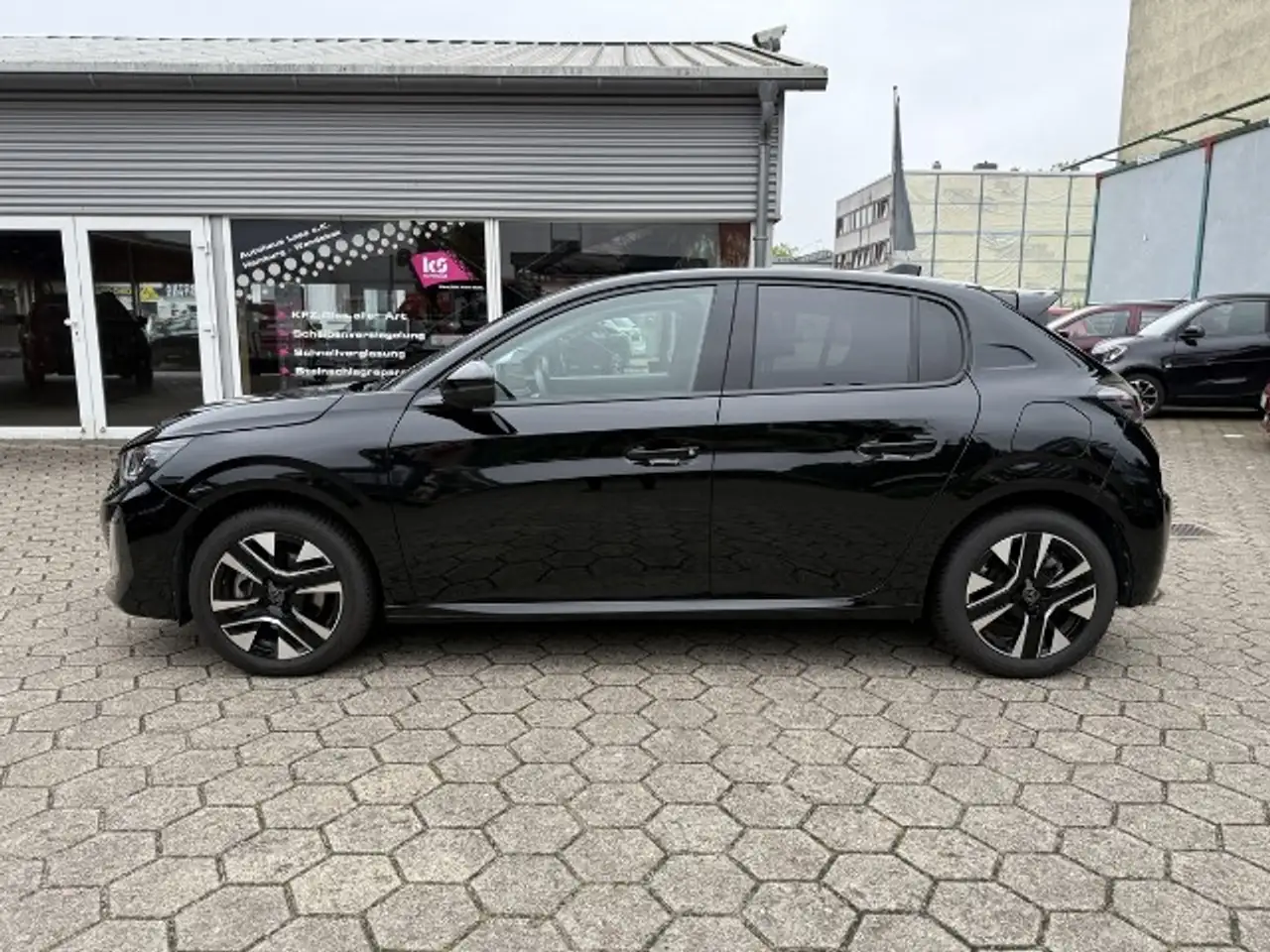 Peugeot 208 Allure PureTech 100 Automatik — Vehicle gallery 8
