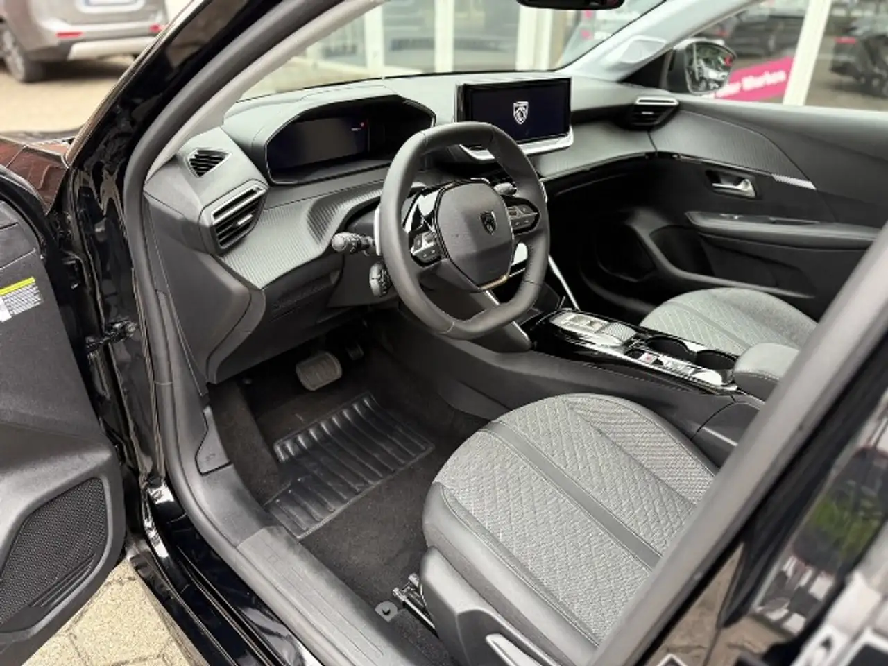 Peugeot 208 Allure PureTech 100 Automatik — Vehicle gallery 9