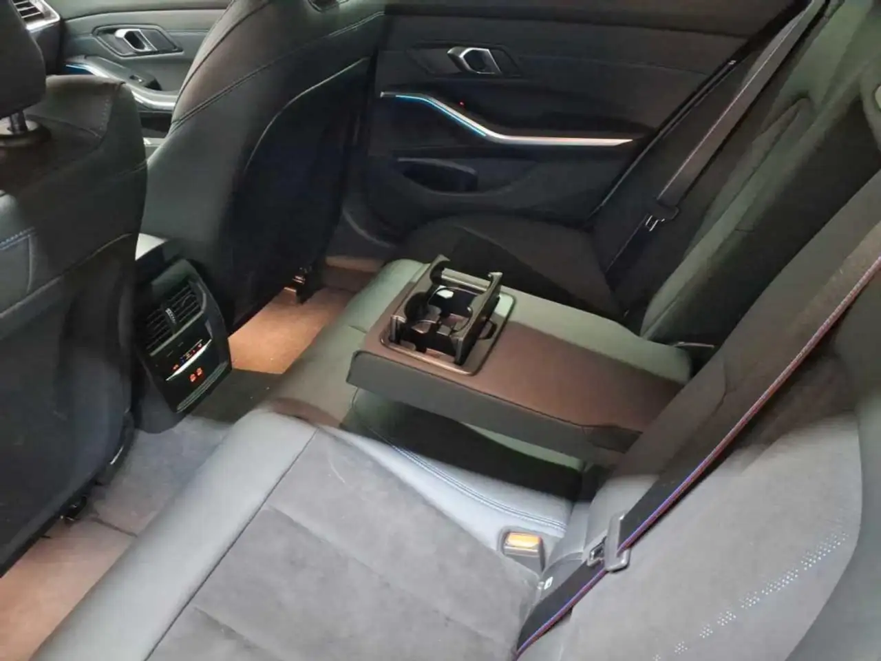 BMW 330 330e xDrive Touring M Sport Pro — Vehicle gallery 12