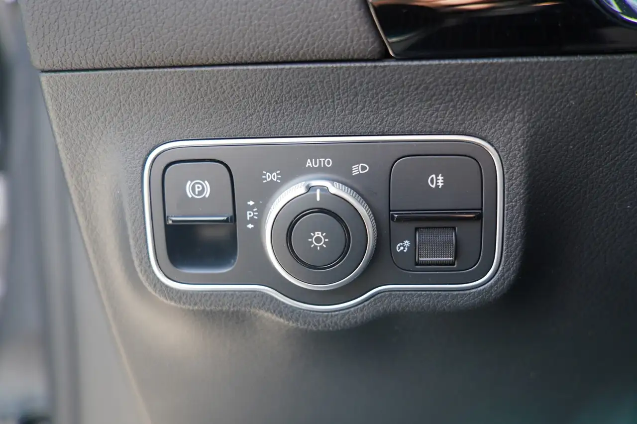 Mercedes-Benz EQA 300 EQA 300 4MATIC Progressive Park-Paket Distronic Ambiente — Galería del vehículo 28