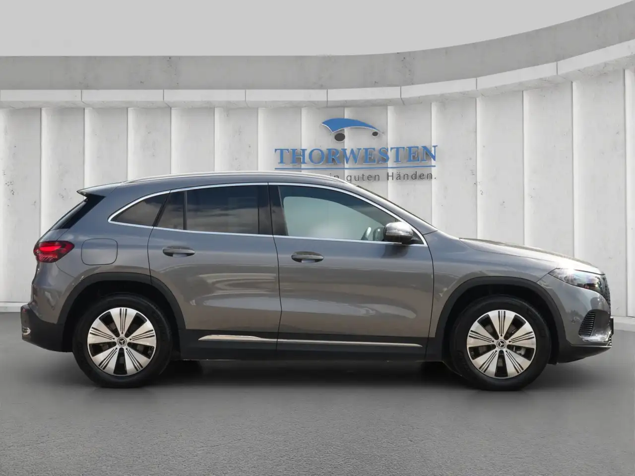 Mercedes-Benz EQA 300 EQA 300 4MATIC Progressive Park-Paket Distronic Ambiente — Galería del vehículo 9