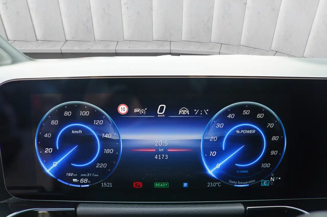 Mercedes-Benz EQA 300 EQA 300 4MATIC Progressive Park-Paket Distronic Ambiente — Galería del vehículo 19