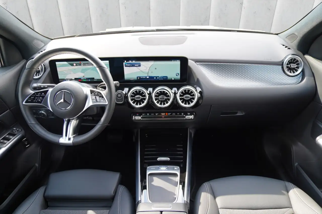 Mercedes-Benz EQA 300 EQA 300 4MATIC Progressive Park-Paket Distronic Ambiente — Galería del vehículo 13