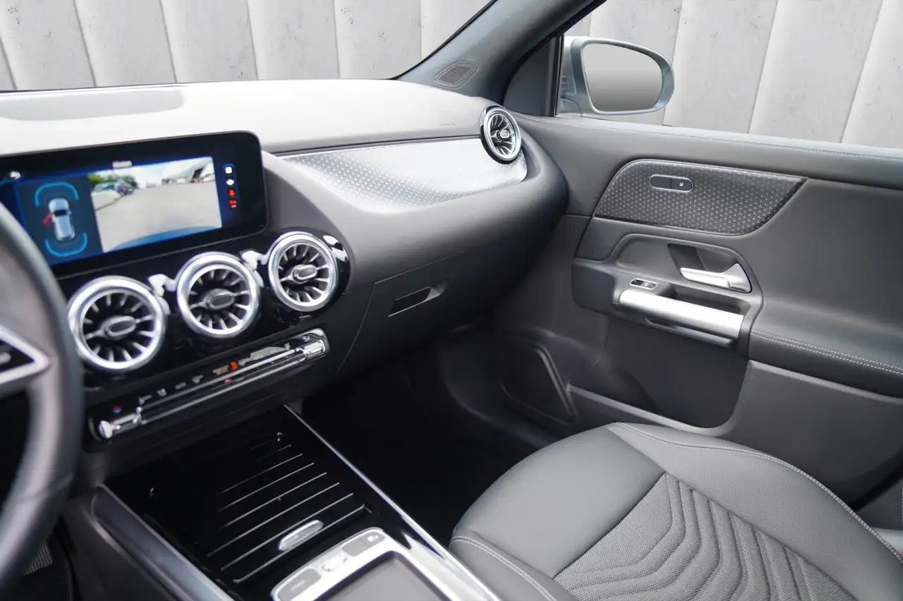 Mercedes-Benz EQA 300 EQA 300 4MATIC Progressive Park-Paket Distronic Ambiente — Galería del vehículo 14