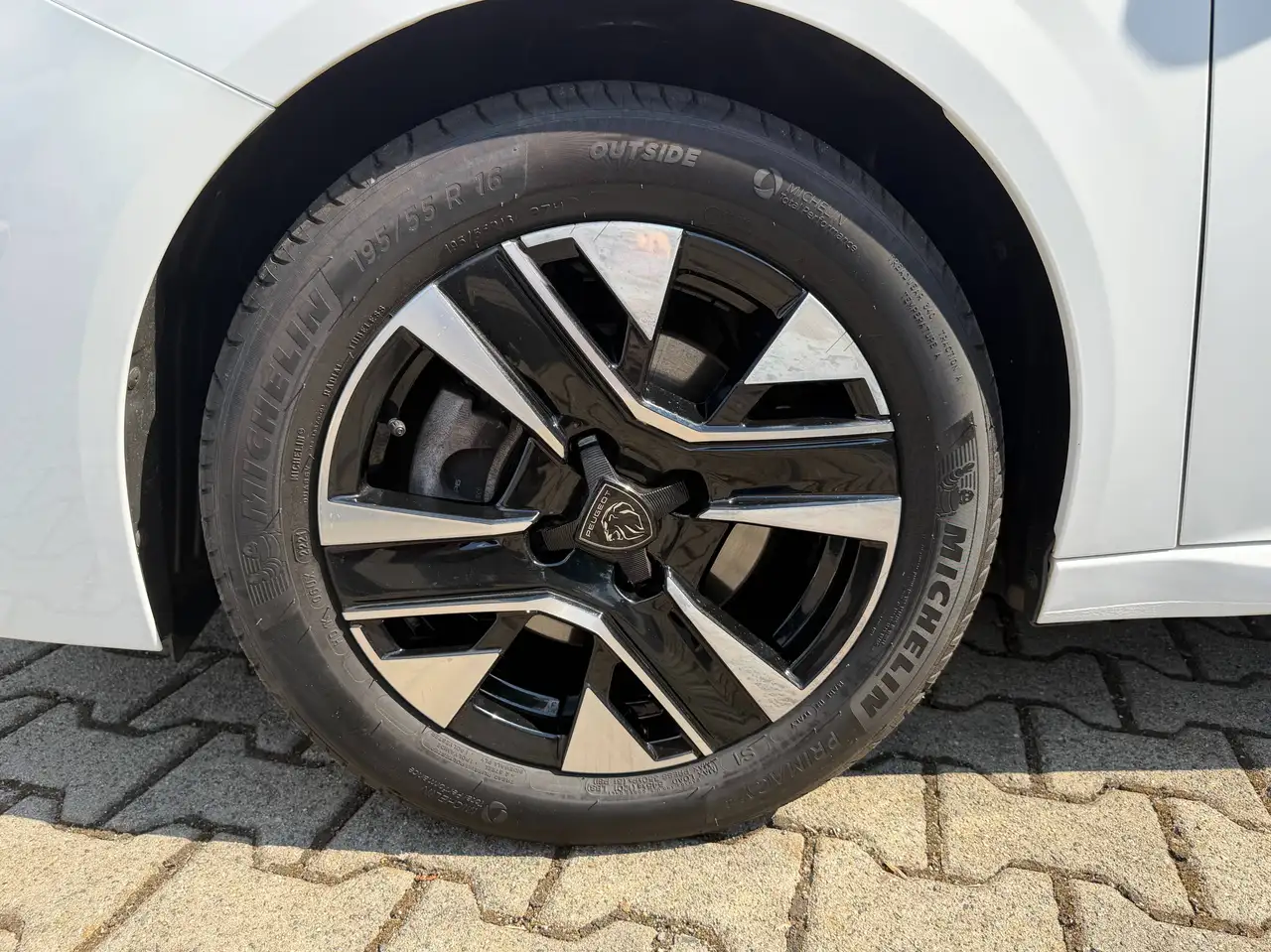 Peugeot 208 208 PureTech 100 Allure — Vehicle gallery 16