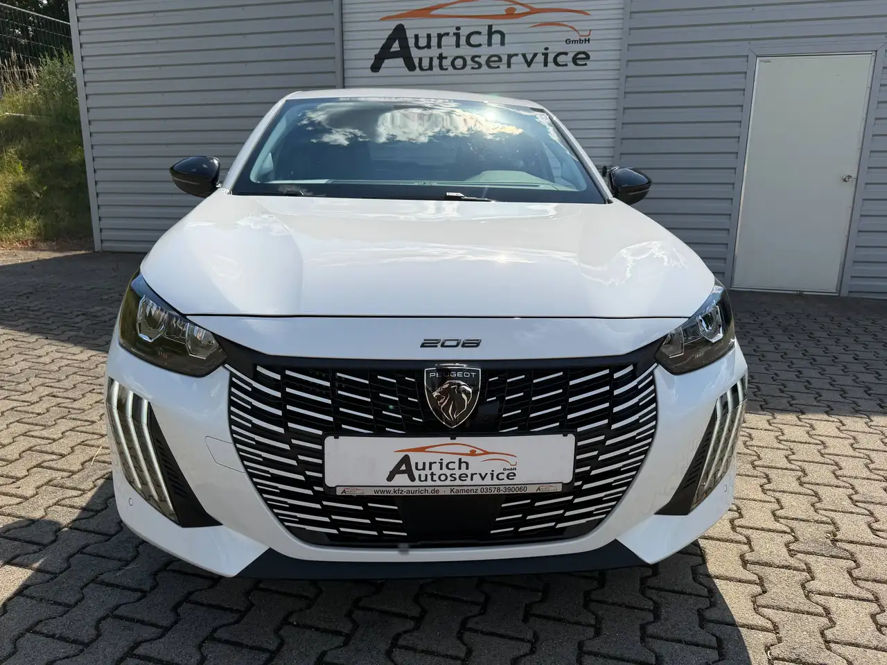 Peugeot 208 208 PureTech 100 Allure — Vehicle gallery 6