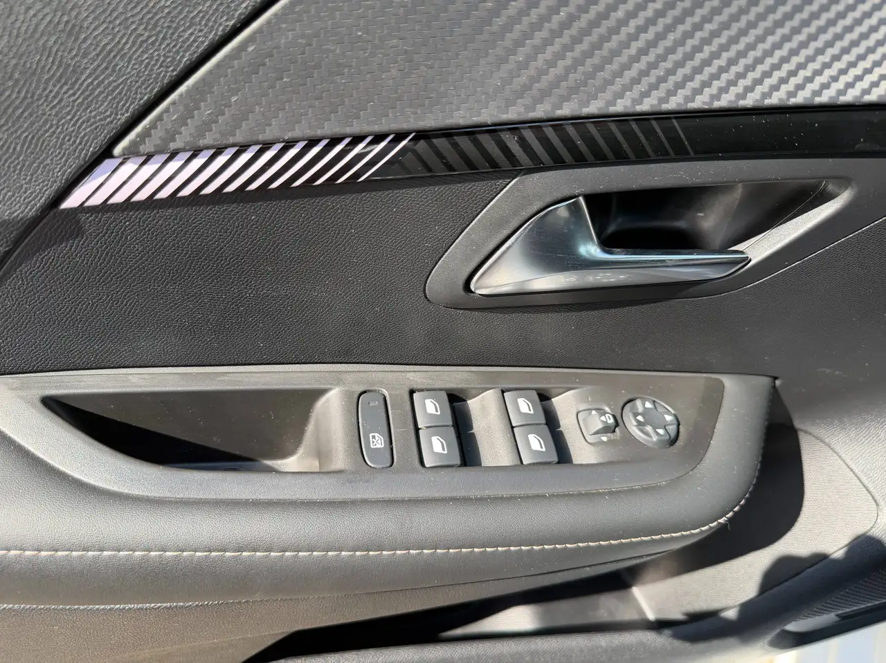 Peugeot 208 208 PureTech 100 Allure — Vehicle gallery 11