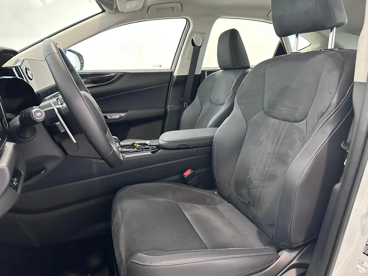 Lexus NX 350h Premium 2WD — Vehicle gallery 6