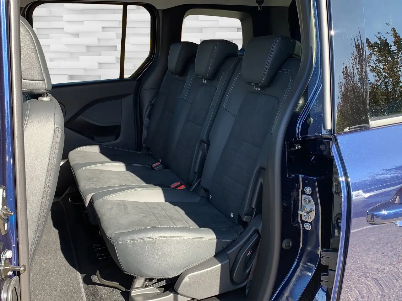 Mercedes-Benz EQT 200 Navi AHK Kamera MBUX LMR Klima ABS — Vehicle gallery 8