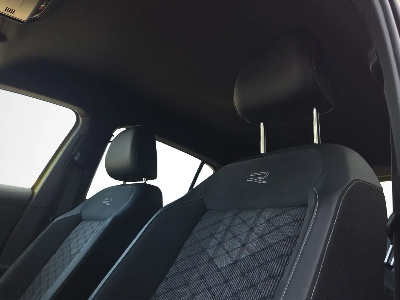 Volkswagen T-Cross 1.5 TSI R-Line Navi*AHK*IQ-Light*IQ-Driv — معرض صور السيارة 11